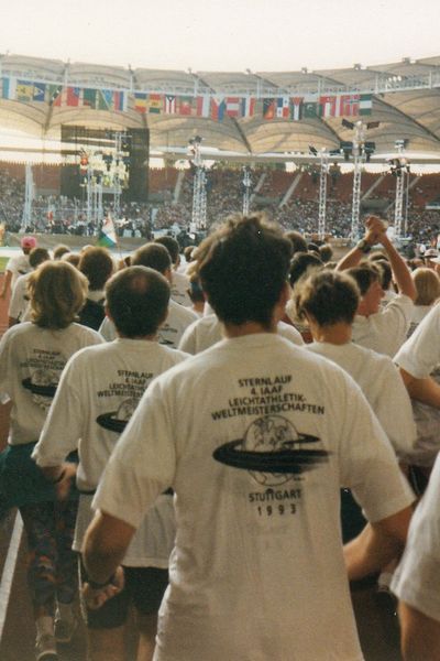 Eröffnungsfeier: der Einmarsch der Sternläufer ins Gottlieb-Daimler-Stadion (Foto: privat)