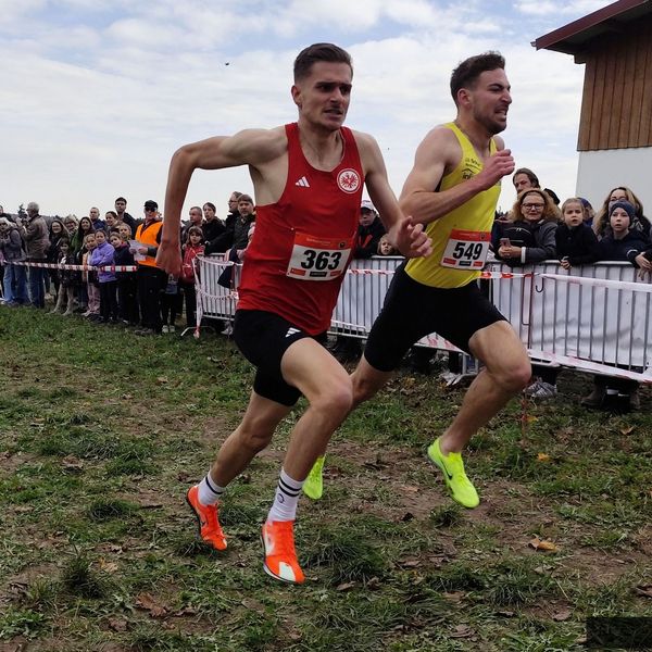Jens Mergenthaler (LG farbtex Nordschwarzwald) setzt sich beim Short-Cross im Schlussspurt gegen Marvin Heinrich (Eintracht Frankfurt) durch. In der BW Wertung war der Abstand zum nächsten Konkurrenten größer. 
