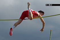 Lokalmatador Lion-Jerome Tür (LG Neckar-Enz) meistert im Stabhochsprung der U20 als Zweiter 4,80 Meter